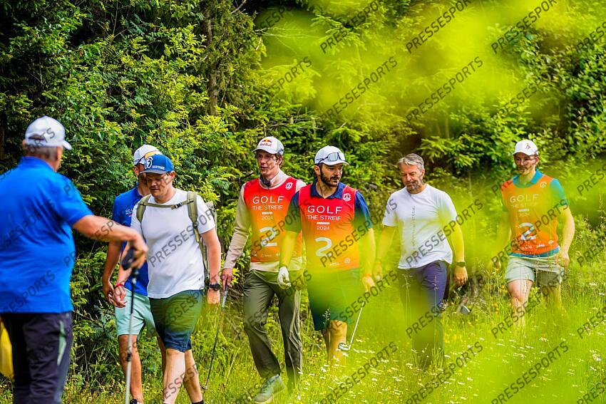 AUTRICHE, KITZBUHEL 27 JUIN: Clement Noel of Team France, Cyprien Sarrazin of Team France, Johan Clarey of Team France, Linus Strasser of Team Germany durant une partie de golf sur la Streif, piste mythique de descente de Kitzbuhel le 27 juin 2024, en Autriche. (Photo by Michel Cottin/Agence Zoom) GOLF SUR LA STREIF 