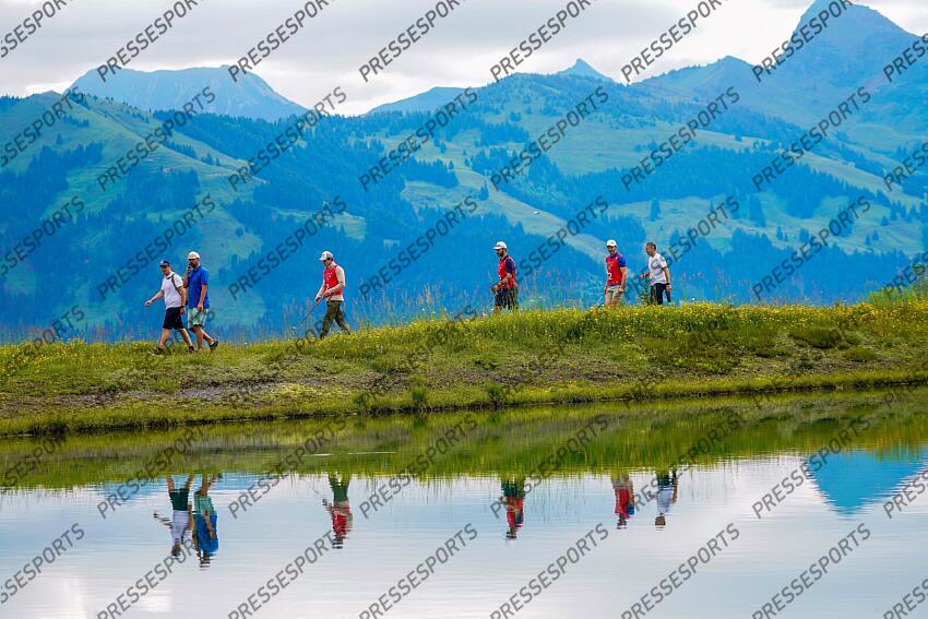 AUTRICHE, KITZBUHEL 27 JUIN: Cyprien Sarrazin of Team France, Clement Noel of Team France, Johan Clarey of Team France, Linus Strasser of Team Germany durant une partie de golf sur la Streif, piste mythique de descente de Kitzbuhel le 27 juin 2024, en Autriche. (Photo by Michel Cottin/Agence Zoom) GOLF SUR LA STREIF 