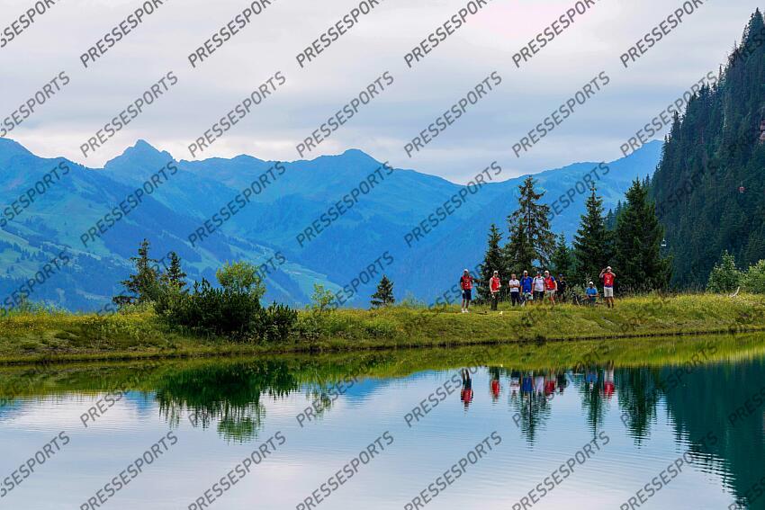 AUTRICHE, KITZBUHEL 27 JUIN: Cyprien Sarrazin of Team France, Clement Noel of Team France, Johan Clarey of Team France, Linus Strasser of Team Germany durant une partie de golf sur la Streif, piste mythique de descente de Kitzbuhel le 27 juin 2024, en Autriche. (Photo by Michel Cottin/Agence Zoom) GOLF SUR LA STREIF 