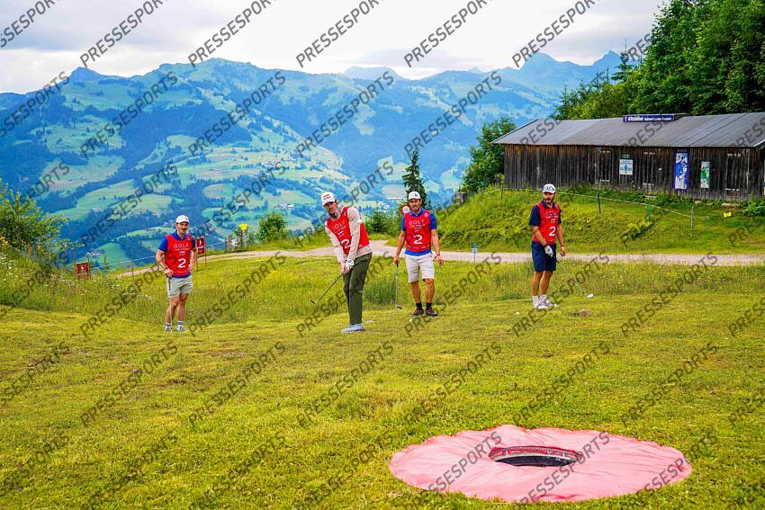 AUTRICHE, KITZBUHEL 27 JUIN: Clement Noel of Team France, Cyprien Sarrazin of Team France, Johan Clarey of Team France, Linus Strasser of Team Germany durant une partie de golf sur la Streif, piste mythique de descente de Kitzbuhel le 27 juin 2024, en Autriche. (Photo by Michel Cottin/Agence Zoom) GOLF SUR LA STREIF 