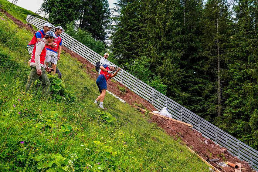 AUTRICHE, KITZBUHEL 27 JUIN: Clement Noel of Team France, Cyprien Sarrazin of Team France, Johan Clarey of Team France, Linus Strasser of Team Germany durant une partie de golf sur la Streif, piste mythique de descente de Kitzbuhel le 27 juin 2024, en Autriche. (Photo by Michel Cottin/Agence Zoom) GOLF SUR LA STREIF 