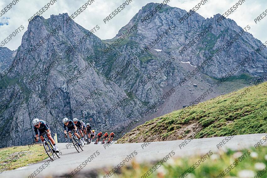 Picture by Zac Williams/SWpix.com - 13/07/2024 - Cycling - 2024 Tour de France - Stage 14 Pau - Saint-Lary-Soulan Pla D'Adet, France - Tiesj Benoot, Jonas Vingegaard, Visma Lease a Bike, descend the Col du Tourmalet. PAU/ST LARY SOULAN PLA D'ADET 