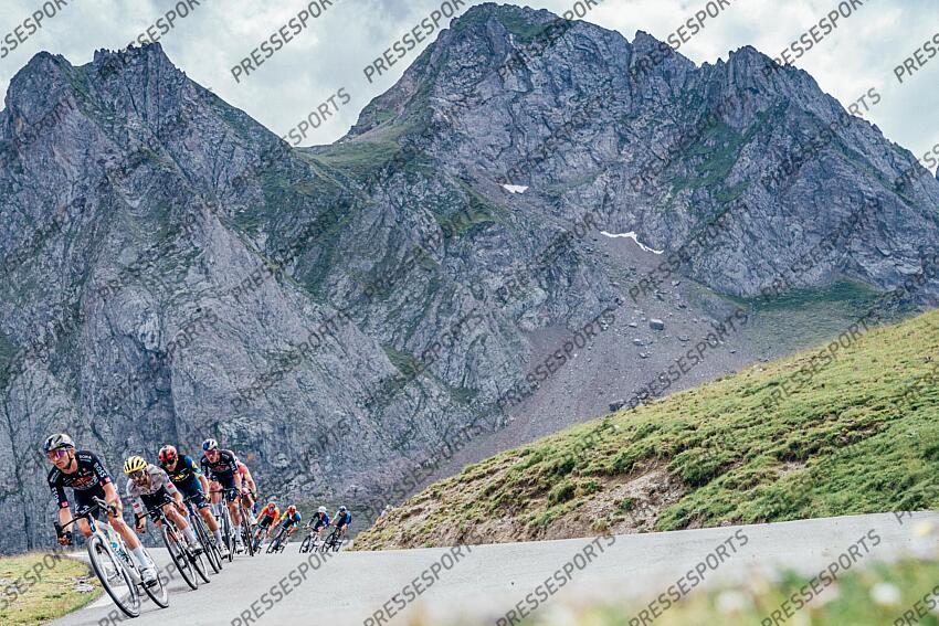 Picture by Zac Williams/SWpix.com - 13/07/2024 - Cycling - 2024 Tour de France - Stage 14 Pau - Saint-Lary-Soulan Pla D'Adet, France - Jai Hindley, Red Bull Bora Hansgrohe, descends the Col du Tourmalet. PAU/ST LARY SOULAN PLA D'ADET 