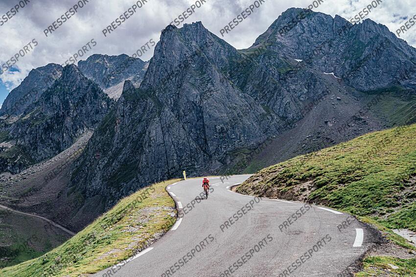 Picture by Zac Williams/SWpix.com - 13/07/2024 - Cycling - 2024 Tour de France - Stage 14 Pau - Saint-Lary-Soulan Pla D'Adet, France - NEilsson Powless, EF Education Easypost, descends the Col du Tourmalet. PAU/ST LARY SOULAN PLA D'ADET 