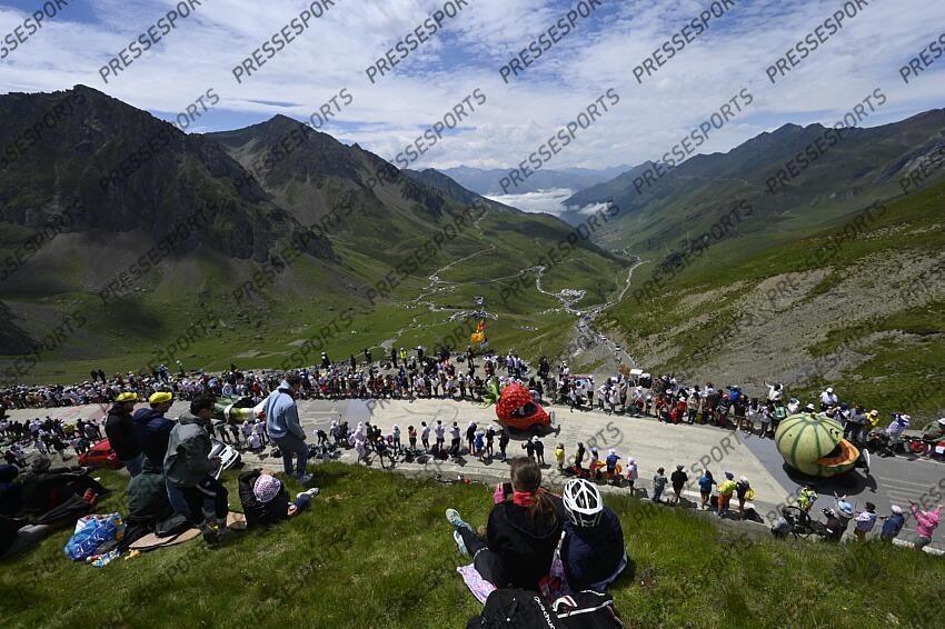 TOUR DE FRANCE / ETAPE 14 / 13-07-2024 / PAU - ST LARY PLAT D'ADET / PHOTO BRUNO BADE / COL DU TOURMALET / LA CARAVANE PUBLICITAIRE / LECLERC / PAU/ST LARY SOULAN PLA D'ADET 