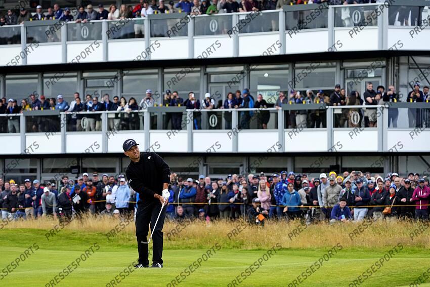 Jul 21, 2024; Ayrshire, SCT; Xander Schauffele chips to the 16th green during the final round of the Open Championship golf tournament at Royal Troon. Mandatory Credit: Jack Gruber-USA TODAY Sports PGA: The Open Championship - Final Round 