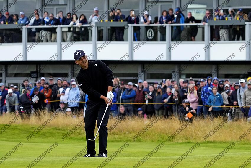 Jul 21, 2024; Ayrshire, SCT; Xander Schauffele chips to the 16th green during the final round of the Open Championship golf tournament at Royal Troon. Mandatory Credit: Jack Gruber-USA TODAY Sports PGA: The Open Championship - Final Round 