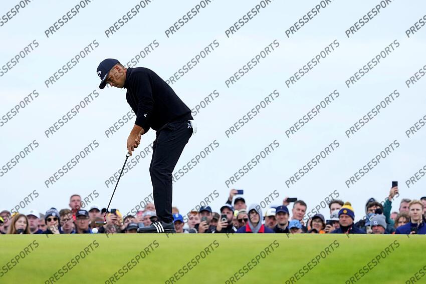Jul 21, 2024; Ayrshire, SCT; Xander Schauffele putts on the 17th green during the final round of the Open Championship golf tournament at Royal Troon. Mandatory Credit: Jack Gruber-USA TODAY Sports PGA: The Open Championship - Final Round 