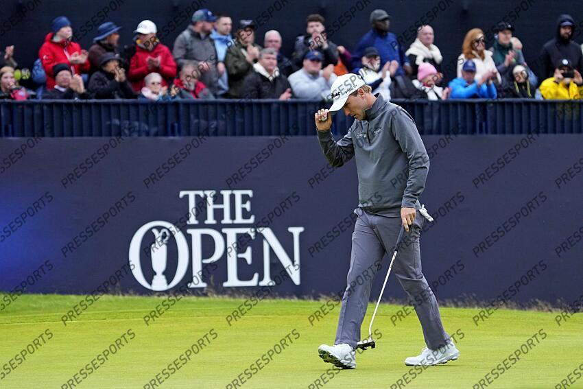 Jul 21, 2024; Ayrshire, SCT; Russell Henley acknowledges the gallery on the 18th green during the final round of the Open Championship golf tournament at Royal Troon. Mandatory Credit: Jack Gruber-USA TODAY Sports PGA: The Open Championship - Final Round 