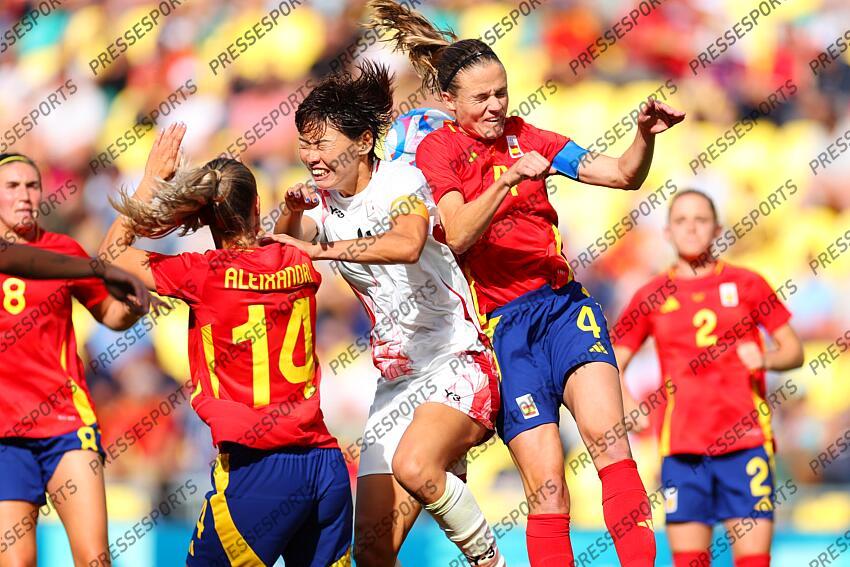 (L to R) Saki Kumagai (JPN), Paredes Irene (ESP), JULY 25, 2024 - Football/Soccer : Women's Group C match between Japan 1-2 Spain during the Paris 2024 Olympic Games at La Beaujoire Stadium in Nantes, France. (Photo by Naoki Morita/AFLO SPORT) ESPAGNE FEM-JAPON FEM (2-1) 