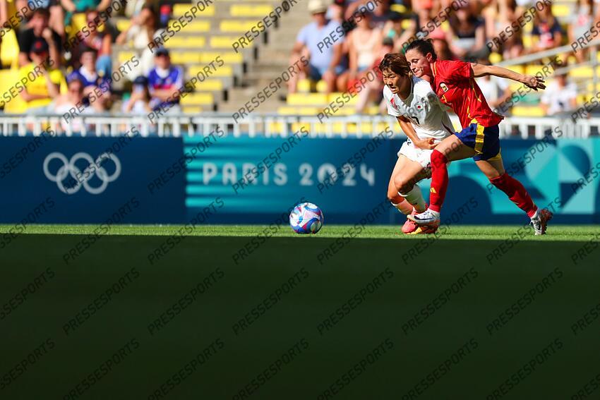 (L to R) Maika Hamano (JPN), Batlle Ona (ESP), JULY 25, 2024 - Football/Soccer : Women's Group C match between Japan 1-2 Spain during the Paris 2024 Olympic Games at La Beaujoire Stadium in Nantes, France. (Photo by Naoki Morita/AFLO SPORT) ESPAGNE FEM-JAPON FEM (2-1) 