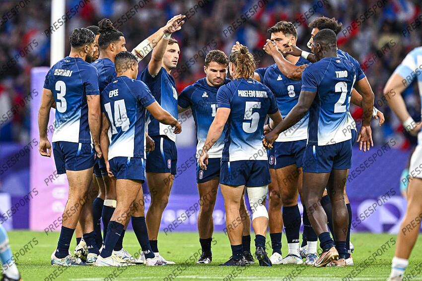 Rayan Rebbadj Nelson Epee Antoine Dupont and French team in group during the Olympic Games Rugby Seven men’s match between France v Argentina at Stade de France in Saint-Denis near Paris, France on July 25, 2024. SOIREE 25 JUILLET 