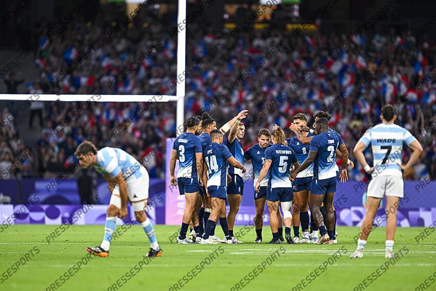 Rayan Rebbadj Nelson Epee Antoine Dupont and French team in group during the Olympic Games Rugby Seven men’s match between France v Argentina at Stade de France in Saint-Denis near Paris, France on July 25, 2024. SOIREE 25 JUILLET 