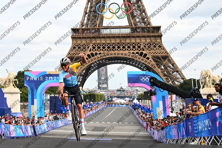 PARIS, FRANCE - AUGUST 03 : Evenepoel Remco (BEL) Cycling - Road - Road Race (Male) celebrating his victory under the Eiffel Tower pictured during Men's road race on day 7 of the XXXIII Paris 2024 Summer Olympic Games on August 3, 2024 in Paris, France, 03/08/2024 ( Photo by Vincent Kalut / Photonews Tour Eiffel ROUTE HOMMES 