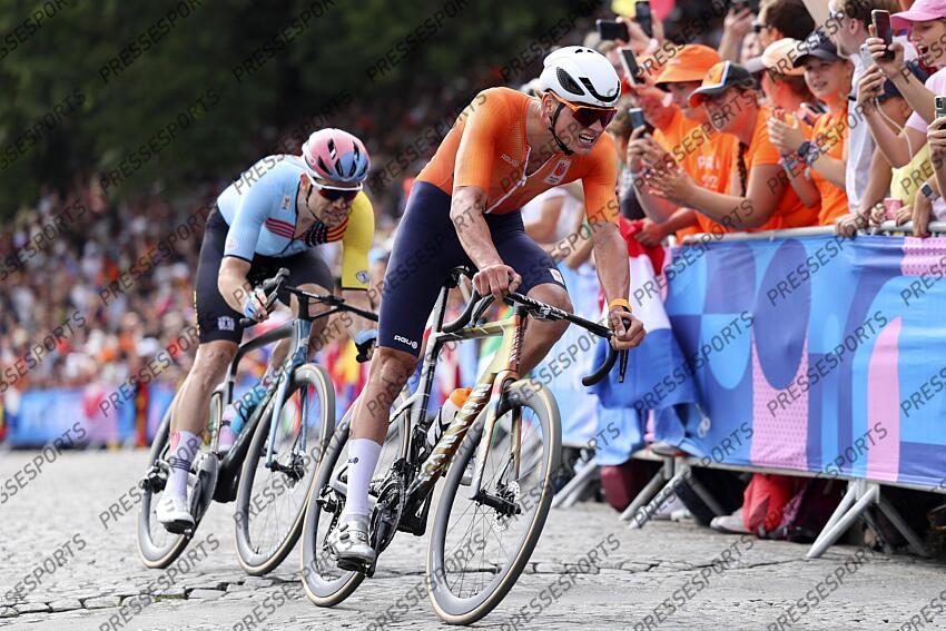 Paris 2024 Olympic Games - Men's Road Race - Paris - Paris 272,1 km - Trocadero - 03/08/2024 - Mathieu Van Der Poel (Netherlands) - Wout Van Aert (Belgium) - photo Patrick Pichon/SprintCyclingAgency©2024 ROUTE HOMMES 
