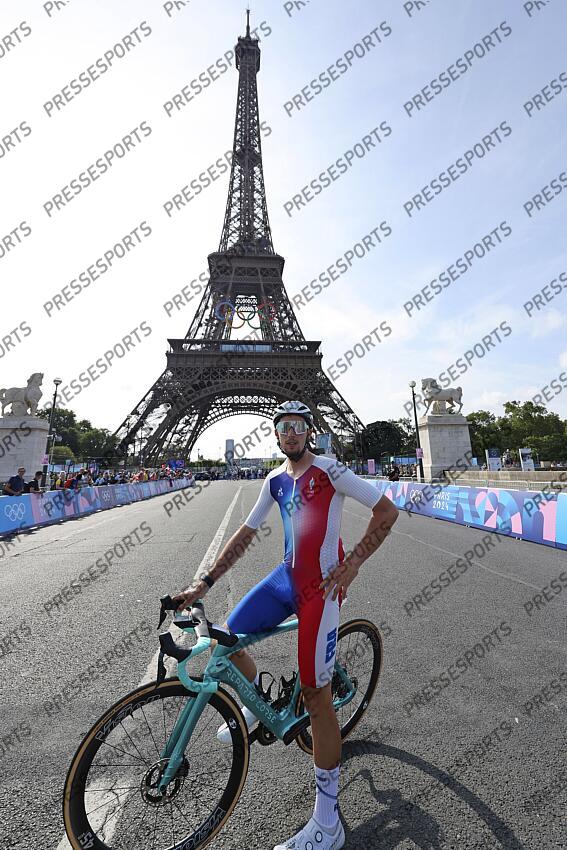 Paris 2024 Olympic Games - Men's Road Race - Paris - Paris 272,1 km - Trocadero - 03/08/2024 - Kevin Vauquelin (France) Tour Eiffel - photo Patrick Pichon/SprintCyclingAgency©2024 ROUTE HOMMES 
