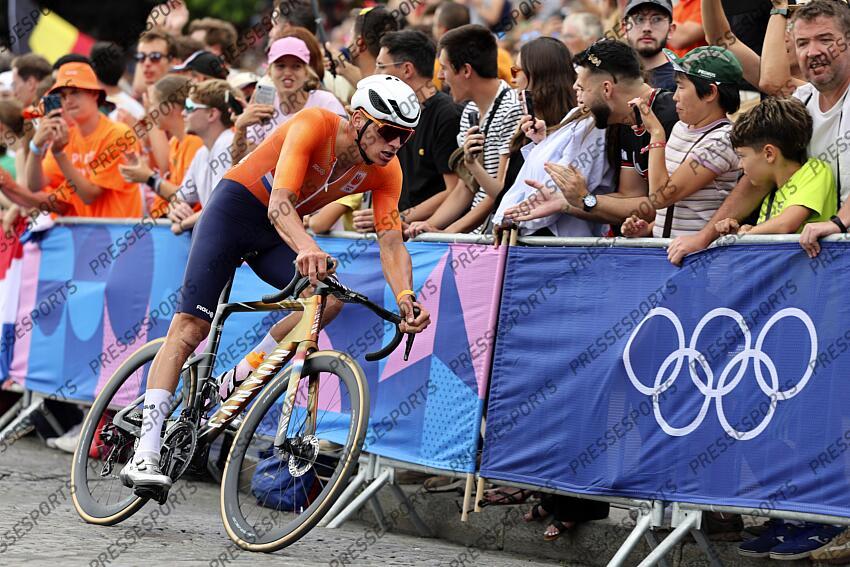 Paris 2024 Olympic Games - Men's Road Race - Paris - Paris 272,1 km - Trocadero - 03/08/2024 - Mathieu Van Der Poel (Netherlands) - photo Patrick Pichon/SprintCyclingAgency©2024 ROUTE HOMMES 