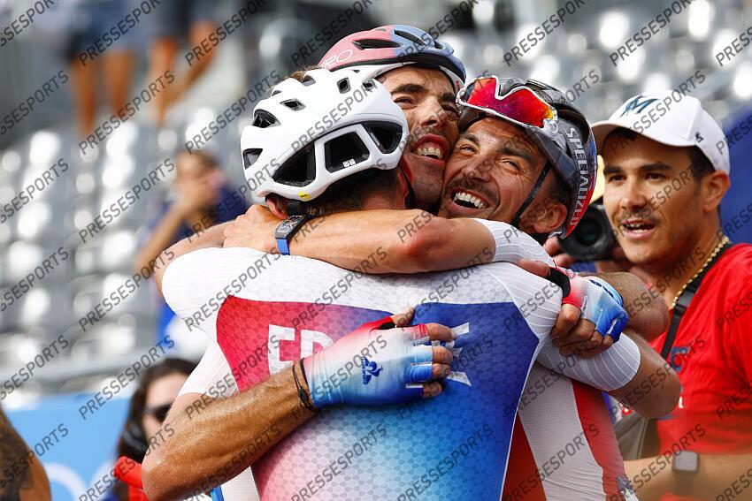 Paris 2024 Olympic Games - Men's Road Race - Paris - Paris 272,1 km - Trocadero - 03/08/2024 - Christophe Laporte (FRA) - Valentin Madouas (FRA ) - Julian Alaphilippe (FRA) - photo Luca Bettini/SprintCyclingAgency©2024 ROUTE HOMMES 