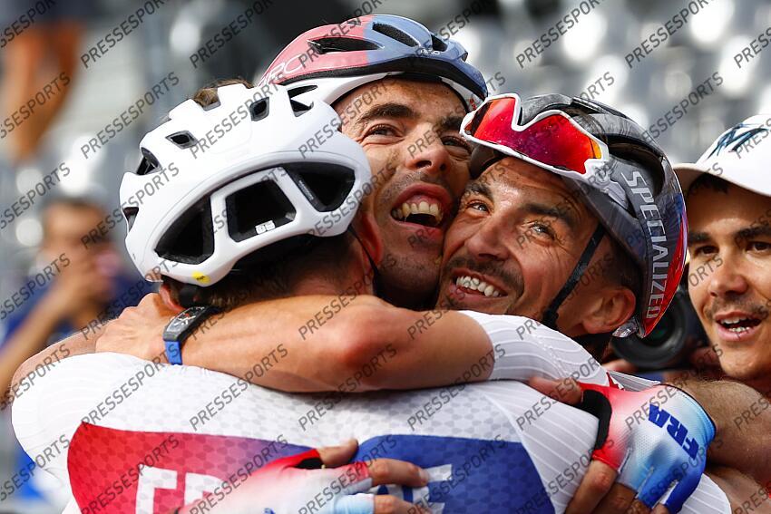 Paris 2024 Olympic Games - Men's Road Race - Paris - Paris 272,1 km - Trocadero - 03/08/2024 - Christophe Laporte (FRA) - Valentin Madouas (FRA ) - Julian Alaphilippe (FRA) - photo Luca Bettini/SprintCyclingAgency©2024 ROUTE HOMMES 