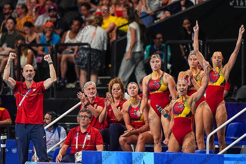 Team of Spain celebrates a goal of Bea Ortiz during Women's Gold Medal Match of the Water Polo between Australia and Spain on Paris La Defense Arena during the Paris 2024 Olympics Games on August 10, 2024 in Paris, France. laura ester ramos AUSTRALIE-ESPAGNE 