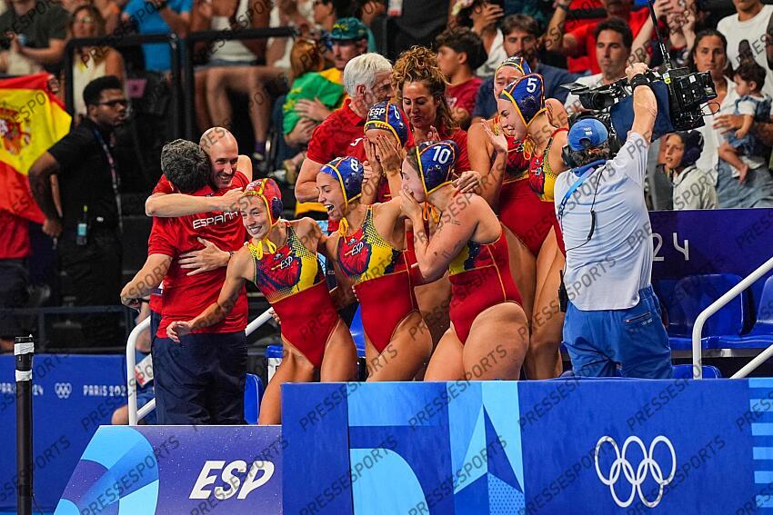 Players of Spain celebrate after winning Women's Gold Medal Match of the Water Polo between Australia and Spain on Paris La Defense Arena during the Paris 2024 Olympics Games on August 10, 2024 in Paris, France. AUSTRALIE-ESPAGNE 