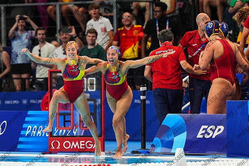 Players of Spain celebrate after winning Women's Gold Medal Match of the Water Polo between Australia and Spain on Paris La Defense Arena during the Paris 2024 Olympics Games on August 10, 2024 in Paris, France. laura ester ramos AUSTRALIE-ESPAGNE 