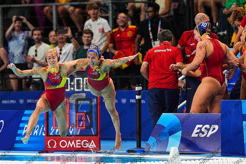 Players of Spain celebrate after winning Women's Gold Medal Match of the Water Polo between Australia and Spain on Paris La Defense Arena during the Paris 2024 Olympics Games on August 10, 2024 in Paris, France. laura ester ramos AUSTRALIE-ESPAGNE 