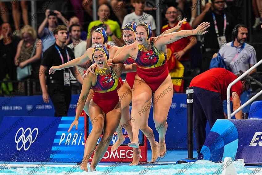 Players of Spain celebrate after winning Women's Gold Medal Match of the Water Polo between Australia and Spain on Paris La Defense Arena during the Paris 2024 Olympics Games on August 10, 2024 in Paris, France. laura ester ramos AUSTRALIE-ESPAGNE 