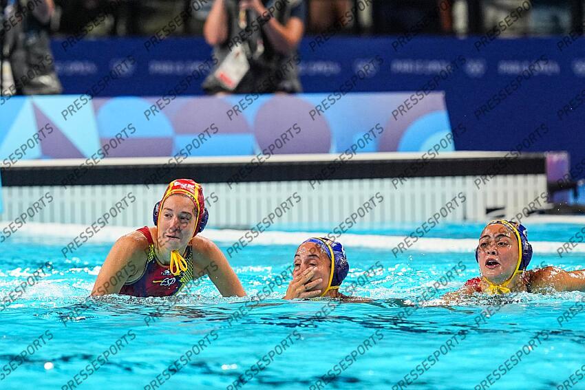 Players of Spain celebrate after winning Women's Gold Medal Match of the Water Polo between Australia and Spain on Paris La Defense Arena during the Paris 2024 Olympics Games on August 10, 2024 in Paris, France. laura ester ramos AUSTRALIE-ESPAGNE 
