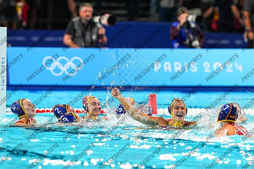 Players of Spain celebrate after winning Women's Gold Medal Match of the Water Polo between Australia and Spain on Paris La Defense Arena during the Paris 2024 Olympics Games on August 10, 2024 in Paris, France. AUSTRALIE-ESPAGNE 