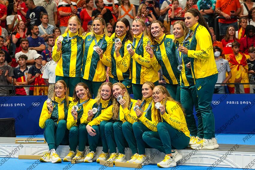 Silver Medalists of Australia pose on the podium during the Women’s Water Polo medal ceremony after the Women's Gold Medal match between Australia and Spain at Paris La Defense Arena during the Paris 2024 Olympics Games on August 10, 2024 in Paris, France. AUSTRALIE-ESPAGNE 