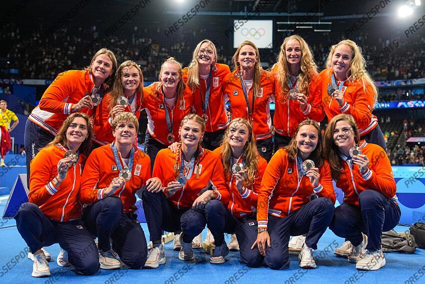 Bronze Medalists of Netherlands pose for a photo during the Women’s Water Polo medal ceremony after the Women's Gold Medal match between Australia and Spain at Paris La Defense Arena during the Paris 2024 Olympics Games on August 10, 2024 in Paris, France. AUSTRALIE-ESPAGNE 