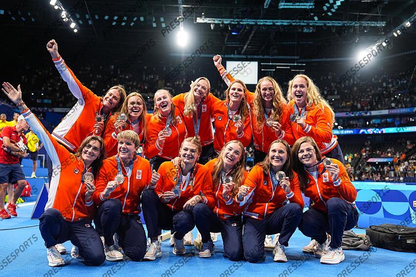 Bronze Medalists of Netherlands pose for a photo during the Women’s Water Polo medal ceremony after the Women's Gold Medal match between Australia and Spain at Paris La Defense Arena during the Paris 2024 Olympics Games on August 10, 2024 in Paris, France. AUSTRALIE-ESPAGNE 