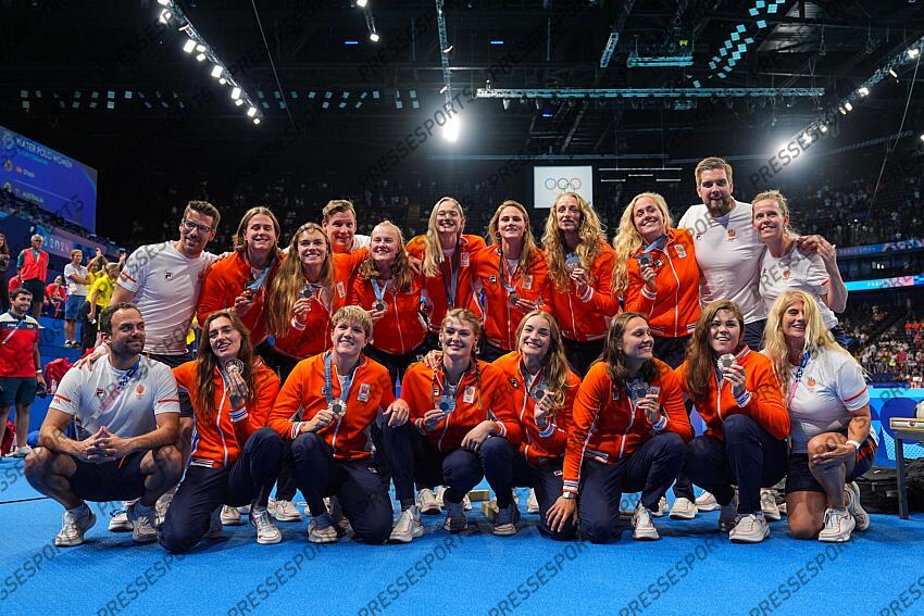 Bronze Medalists of Netherlands pose for a photo during the Women’s Water Polo medal ceremony after the Women's Gold Medal match between Australia and Spain at Paris La Defense Arena during the Paris 2024 Olympics Games on August 10, 2024 in Paris, France. AUSTRALIE-ESPAGNE 