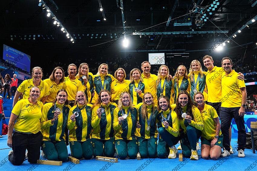 Silver Medalists of Australia pose for a photo during the Women’s Water Polo medal ceremony after the Women's Gold Medal match between Australia and Spain at Paris La Defense Arena during the Paris 2024 Olympics Games on August 10, 2024 in Paris, France. AUSTRALIE-ESPAGNE 