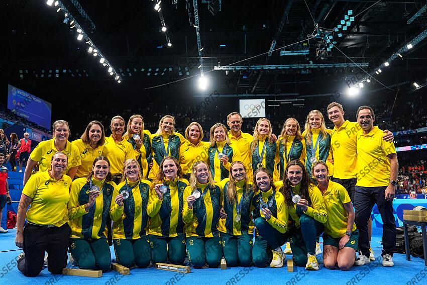 Silver Medalists of Australia pose for a photo during the Women’s Water Polo medal ceremony after the Women's Gold Medal match between Australia and Spain at Paris La Defense Arena during the Paris 2024 Olympics Games on August 10, 2024 in Paris, France. AUSTRALIE-ESPAGNE 