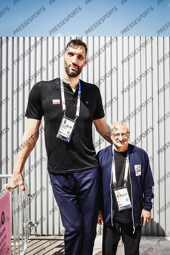 mehrzad (morteza) - (ira) - REZAEIGARKANI (Hadi) MAGAZINE MEHRZAD Du haut de ses 2,46 m, il est le deuxième homme le plus grand au monde et l’une des pièces maîtresses de l’équipe de volley assis iranienne 