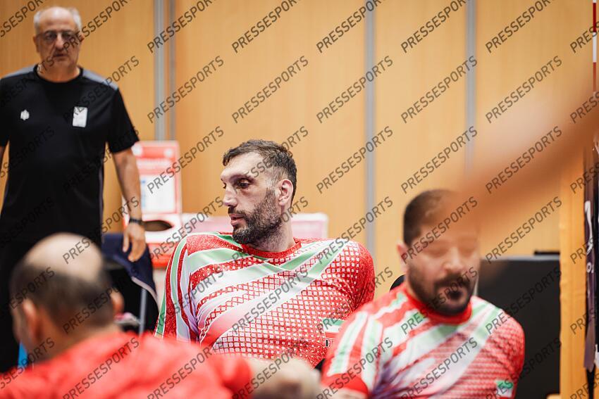 mehrzad (morteza) - (ira) - MAGAZINE MEHRZAD Du haut de ses 2,46 m, il est le deuxième homme le plus grand au monde et l’une des pièces maîtresses de l’équipe de volley assis iranienne 