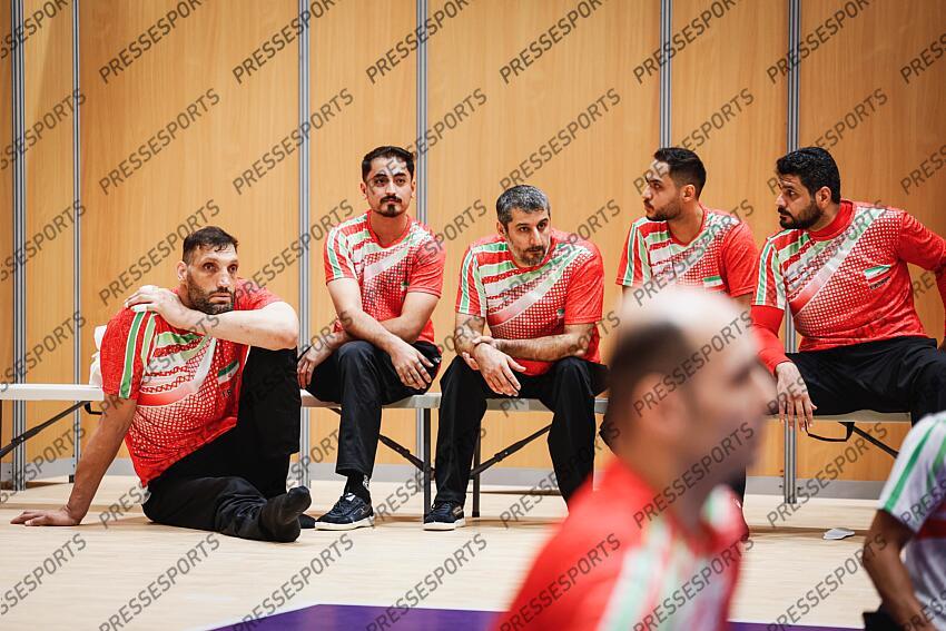 mehrzad (morteza) - (ira) - NEMATI (Mohammad) - (ira) - LASHKARISANAMI (Majid) - (ira) - (ABBASIFESHKI) Hamidreza - (ira) - MAGAZINE MEHRZAD Du haut de ses 2,46 m, il est le deuxième homme le plus grand au monde et l’une des pièces maîtresses de l’équipe de volley assis iranienne 