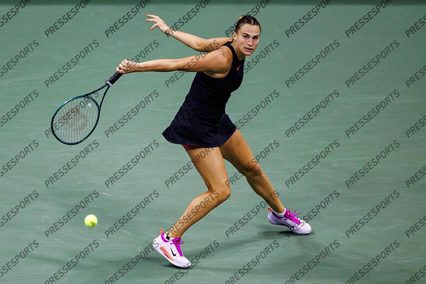 Sep 5, 2024; Flushing, NY, USA; Aryna Sabalenka of Belarus hits the ball to Emma Navarro of the United States on day eleven of the U.S. Open tennis tournament at the USTA Billie Jean King National Tennis Center. Mandatory Credit: Mike Frey-Imagn Images DEMI-FINALES FEMMES 