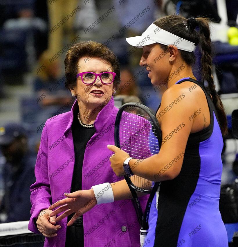 Sept 5 2024; Flushing, NY, USA; Billie Jean King greets the crowd on day eleven of the 2024 U.S. Open tennis tournament at USTA Billie Jean King National Tennis Center. Mandatory Credit: Robert Deutsch-Imagn Images DEMI-FINALES FEMMES 