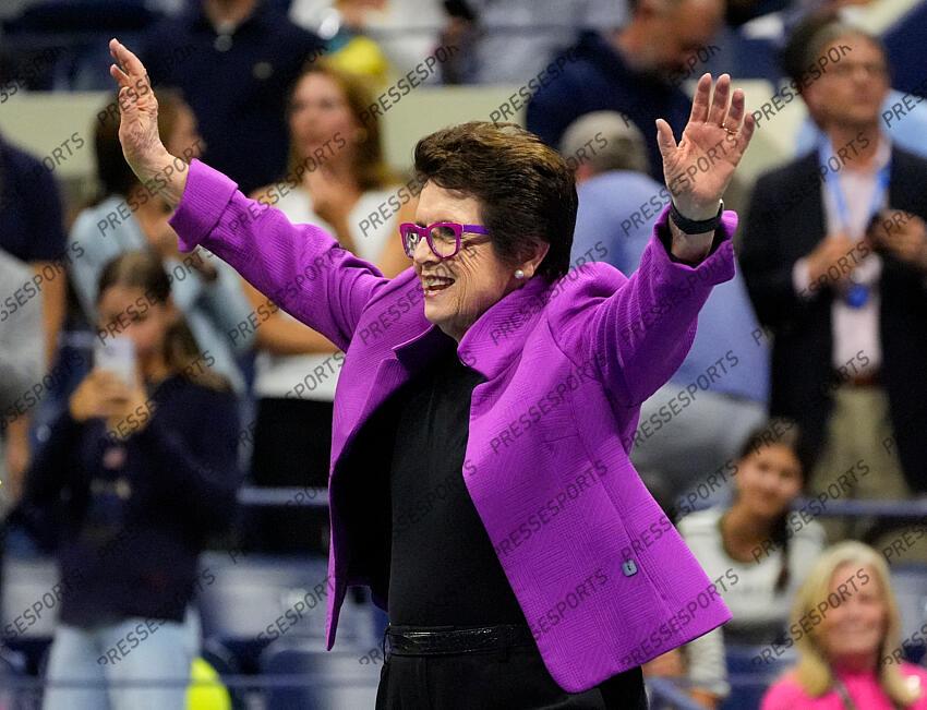 Sept 5 2024; Flushing, NY, USA; Billie Jean King greets the crowd on day eleven of the 2024 U.S. Open tennis tournament at USTA Billie Jean King National Tennis Center. Mandatory Credit: Robert Deutsch-Imagn Images DEMI-FINALES FEMMES 