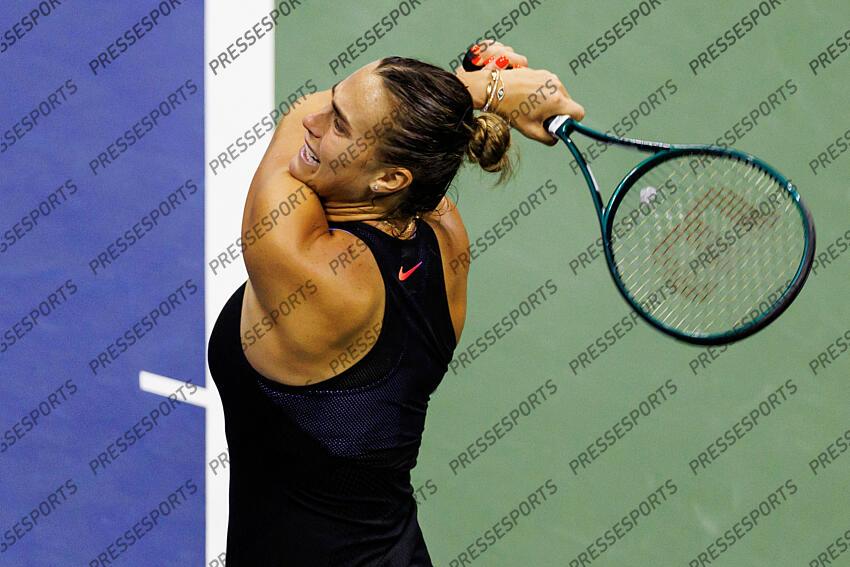 Sep 5, 2024; Flushing, NY, USA; Aryna Sabalenka of Belarus hits the ball to Emma Navarro of the United States on day eleven of the U.S. Open tennis tournament at the USTA Billie Jean King National Tennis Center. Mandatory Credit: Mike Frey-Imagn Images DEMI-FINALES FEMMES 