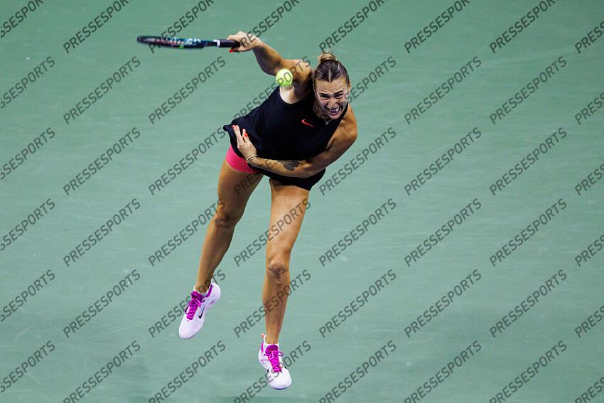 Sep 5, 2024; Flushing, NY, USA; Aryna Sabalenka of Belarus hits the ball to Emma Navarro of the United States on day eleven of the U.S. Open tennis tournament at the USTA Billie Jean King National Tennis Center. Mandatory Credit: Mike Frey-Imagn Images DEMI-FINALES FEMMES 