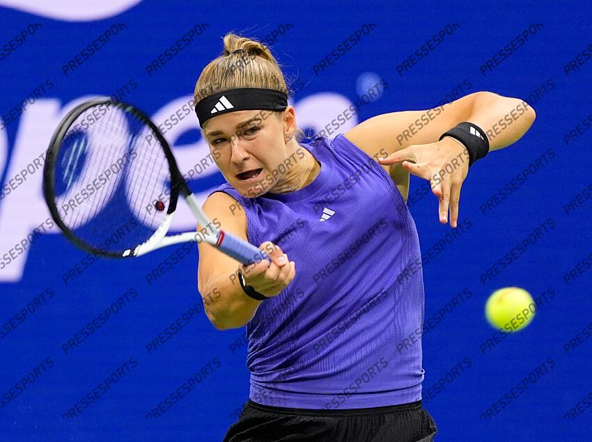 Sept 5 2024; Flushing, NY, USA; Karolina Muchova (CZE) hits to Jessica Pegula (USA) on day eleven of the 2024 U.S. Open tennis tournament at USTA Billie Jean King National Tennis Center. Mandatory Credit: Robert Deutsch-Imagn Images DEMI-FINALES FEMMES 