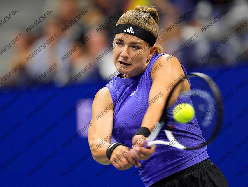 Sept 5 2024; Flushing, NY, USA; Karolina Muchova (CZE) hits to Jessica Pegula (USA) on day eleven of the 2024 U.S. Open tennis tournament at USTA Billie Jean King National Tennis Center. Mandatory Credit: Robert Deutsch-Imagn Images DEMI-FINALES FEMMES 