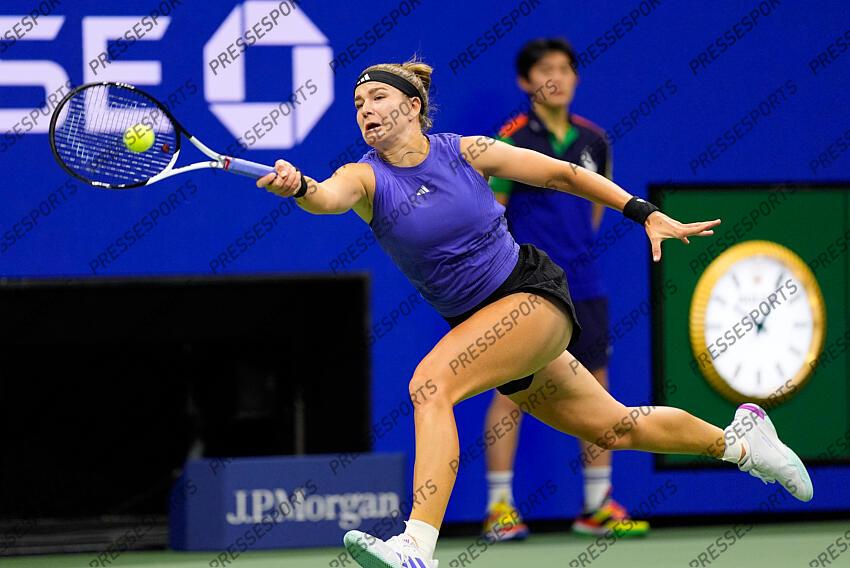Sept 5 2024; Flushing, NY, USA; Karolina Muchova (CZE) hits to Jessica Pegula (USA) on day eleven of the 2024 U.S. Open tennis tournament at USTA Billie Jean King National Tennis Center. Mandatory Credit: Robert Deutsch-Imagn Images DEMI-FINALES FEMMES 