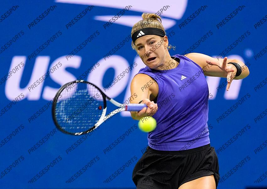 Sept 5 2024; Flushing, NY, USA; Karolina Muchova (CZE) hits to Jessica Pegula (USA) on day eleven of the 2024 U.S. Open tennis tournament at USTA Billie Jean King National Tennis Center. Mandatory Credit: Robert Deutsch-Imagn Images DEMI-FINALES FEMMES 