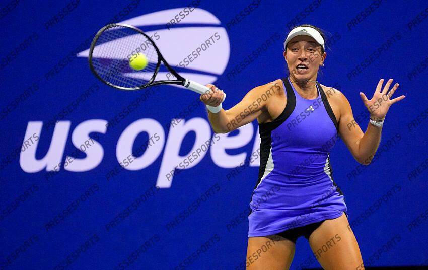Sept 5 2024; Flushing, NY, USA; Jessica Pegula (USA) hits to Karolina Muchova (CZE) on day eleven of the 2024 U.S. Open tennis tournament at USTA Billie Jean King National Tennis Center. Mandatory Credit: Robert Deutsch-Imagn Images DEMI-FINALES FEMMES 