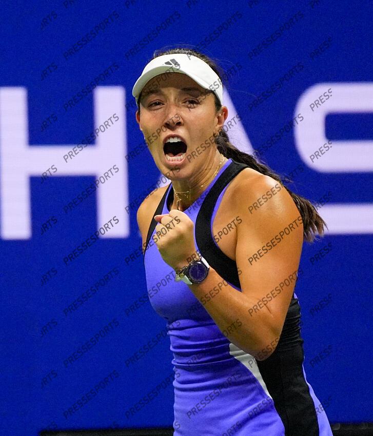 Sept 5 2024; Flushing, NY, USA; Jessica Pegula (USA) hits to Karolina Muchova (CZE) on day eleven of the 2024 U.S. Open tennis tournament at USTA Billie Jean King National Tennis Center. Mandatory Credit: Robert Deutsch-Imagn Images DEMI-FINALES FEMMES 